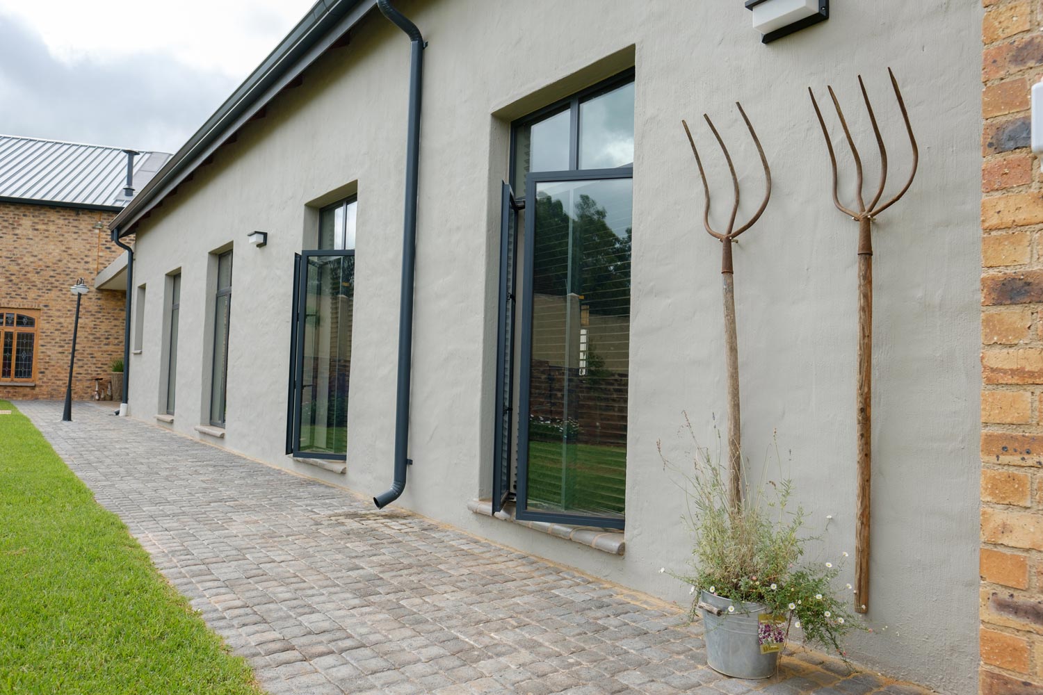 ALÜMİNİUM YAN ASMA PƏNCƏRƏLƏR